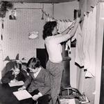 Der skal også være plads til at hænge tøj op på de 7,5 kvadratmeter, der på en og samme tid udgør opholdsstue, soveværelse, spisestue og legeplads for familien på fem personer. Ifølge Facebooks kommentarspor befinder vi os på Frederiksborgvej i Københavns nordvestkvarter. Foto: Arbejdermuseet