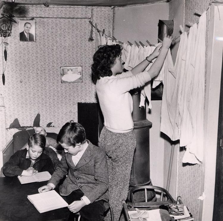 Der skal også være plads til at hænge tøj op på de 7,5 kvadratmeter, der på en og samme tid udgør opholdsstue, soveværelse, spisestue og legeplads for familien på fem personer. Ifølge Facebooks kommentarspor befinder vi os på Frederiksborgvej i Københavns nordvestkvarter. Foto: Arbejdermuseet