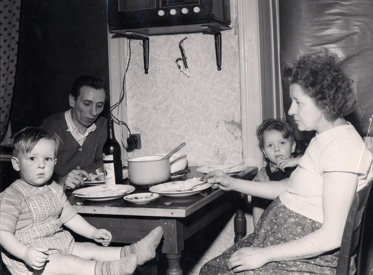 Her ses familien Schauburgh i deres 9 kvadratmeter store – eller skal vi sige lille – lejlighed i Skyttegade på Nørrebro. Forældrene har to børn og et tredje på vej. Foto: Arbejdermuseet