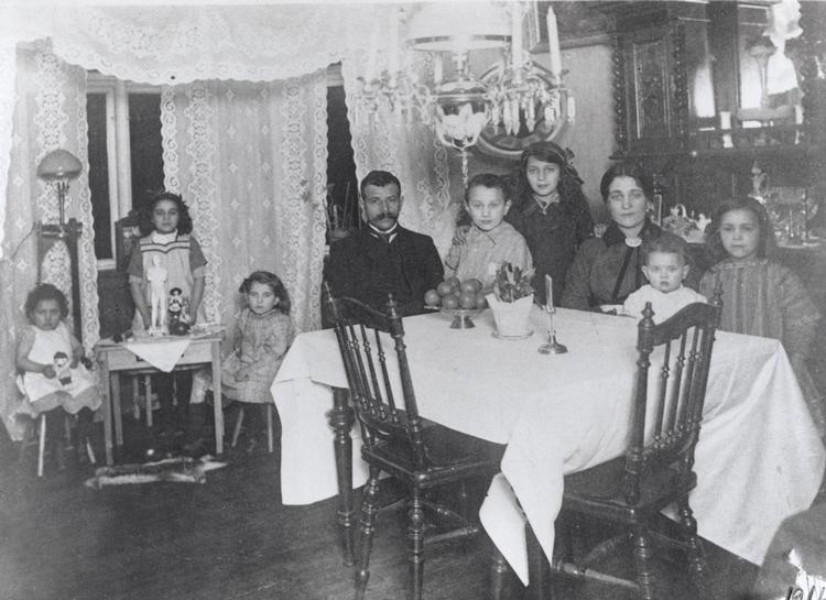 Familien Grünbaum på ni personer i deres første lejlighed i København. 1916. Foto: Arbejdermuseet