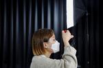På sin YouTube-kanal giver Ssunzy råd til, hvordan man lægger en god makeup, når man bærer maske. Foto: Heo Ran/Ritzau Scanpix