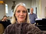 Sognepræst Sophie Nordentoft laver små facebookvideoer, mens hendes kirke er lukket. Søndag indspillede hun nye salmer til sin fraværende menighed sammen med sanger Thomas Rewe (tv.) og organist Peter Schüsler.  Privatfoto 