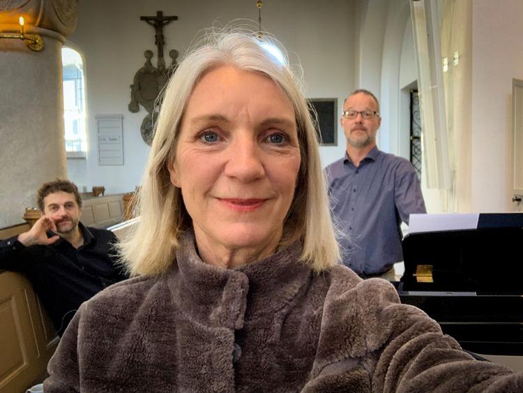 Sognepræst Sophie Nordentoft laver små facebookvideoer, mens hendes kirke er lukket. Søndag indspillede hun nye salmer til sin fraværende menighed sammen med sanger Thomas Rewe (tv.) og organist Peter Schüsler.  Privatfoto 