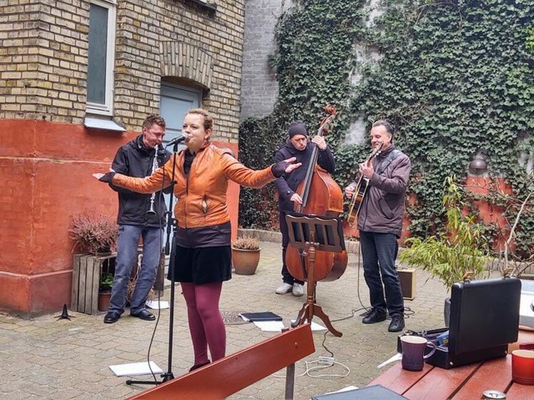 Til den første baggårdskoncert 22. marts optrådte Henrik Bay, Chris Tanner, Thomas Raae og Elisabeth Novrup Børch. Foto: Ingeborg Novrup Børch