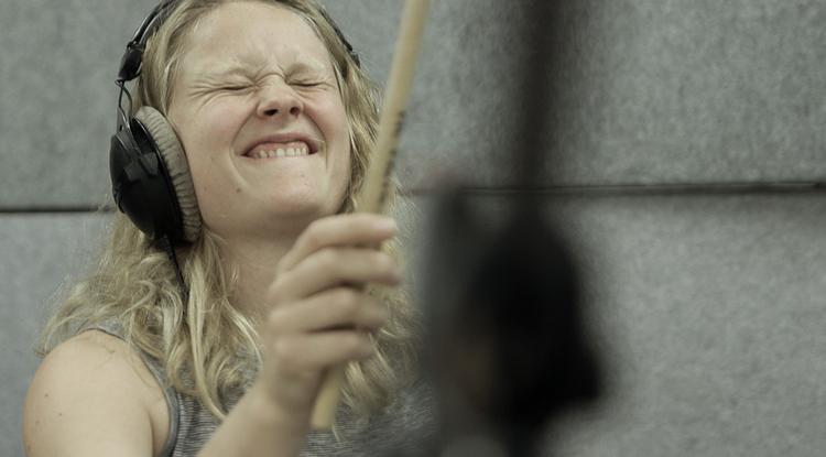 Trommeslager Sara Mouritzen øver intenst op til optagelsesprøverne på Det Jyske Musikkonservatorium. Angsten for at fejle fylder meget i den unge musikers hoved. Pr-foto Josefine Exner