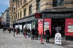 Klasselotteriet har aldrig oplevet en kø lignende denne, som gik fra den ene fortovskant til den anden hen over Rådhuspladsen. Foto: Thomas Borberg/POLFOTO