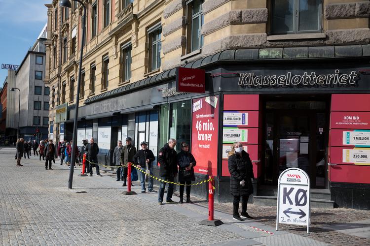 Klasselotteriet har aldrig oplevet en kø lignende denne, som gik fra den ene fortovskant til den anden hen over Rådhuspladsen. Foto: Thomas Borberg/POLFOTO