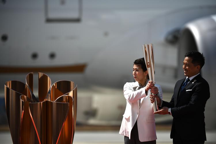 Den olympiske flamme er ankommet til Japan. Spørgsmålet er, hvornår den skal brænde, mens atleter kæmper mod hinanden. Foto: Philip Fong/Ritzau Scanpix