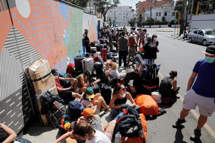 Franske turister strandet i Peru venter ude foran den franske ambassade i Lima. Omkring 10.000 europæere er strandet i Peru, lyder meldingen fra Udenrigsministeriet. Foto: Stringer/Ritzau Scanpix
