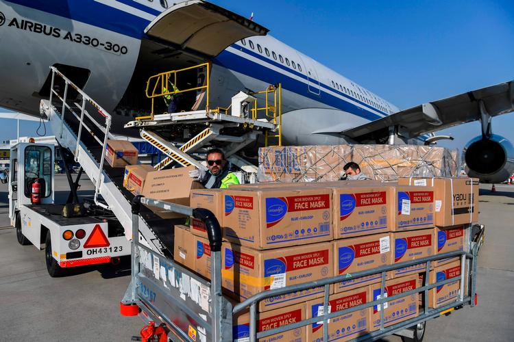 Et fly fra Air China landede lørdag 21. marts i lufthavnen i Athen med 500.000 beskyttelsesmasker til landets kamp mod coronavirus.   Foto: Aris Messinis/Ritzau Scanpix