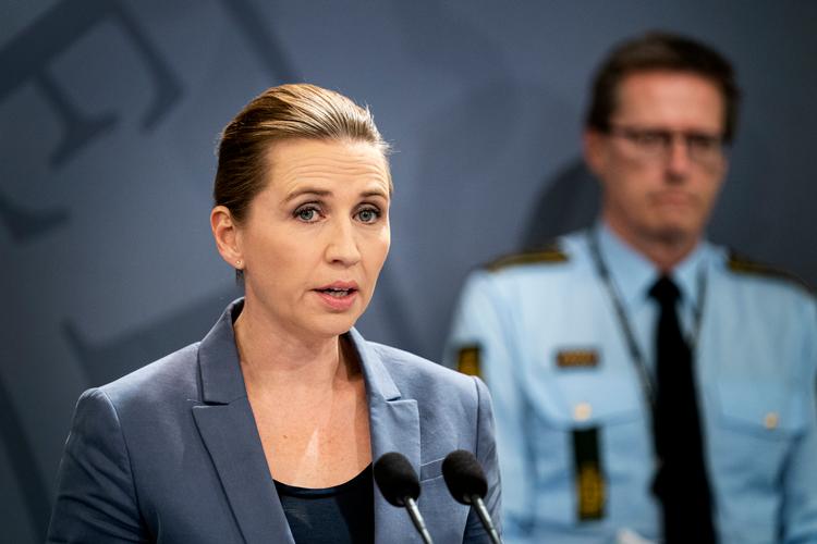 Statsminister Mette Frederiksen (S) på mandagens pressemøde: Vi skal blive hjemme i påsken.   Foto: Ida Guldbæk Arentsen/Ritzau Scanpix