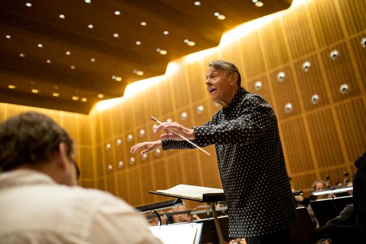 Dirigenten Mariss Jansons, der døde sidste år, er blandt de dirigenter, hvis koncerter allerede har været streamet via Facebook. Foto: Andreas Haubjerg/POLFOTO