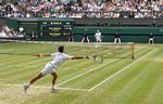 Novak Djokovic og Roger Federer leverede sidste år en forrygende femsætter, da mændenes Wimbledon-titel skulle placeres. En reprise kan blive vanskelig at gennemføre den kommende sommer. Foto: Toby Melville/Ritzau Scanpix