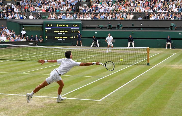 Novak Djokovic og Roger Federer leverede sidste år en forrygende femsætter, da mændenes Wimbledon-titel skulle placeres. En reprise kan blive vanskelig at gennemføre den kommende sommer. Foto: Toby Melville/Ritzau Scanpix