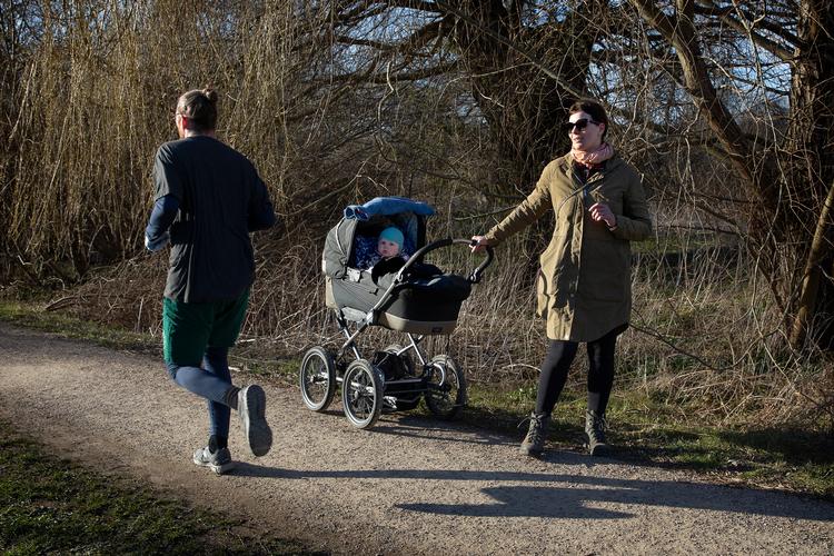 Maja Spangsberg med Harald på otte måneder i barnevognen synes, at de mange løbere ved Utterslev Mose i København kommer rigtigt tæt på, på den smalle grussti. Derfor prøver hun at holde vejret, når de passerer.   Foto: Finn Frandsen/POLFOTO