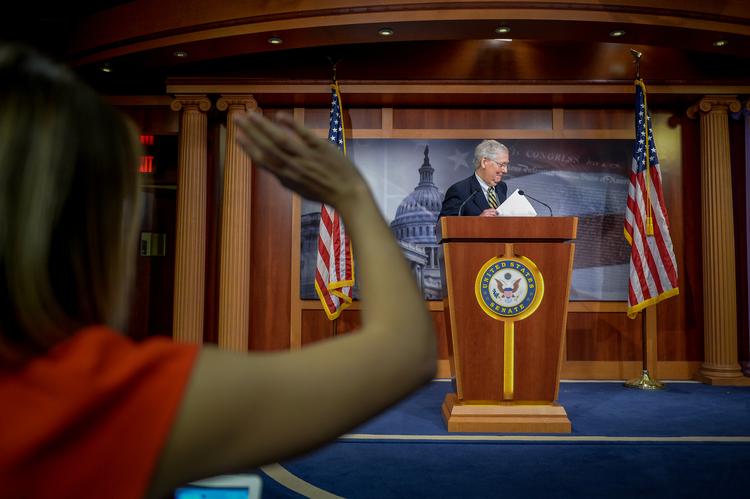 Lederen af det amerikanske senat, Mitch McConnell, som  (R-KY) speaks to the media after a meeting to wrap up work on coronavirus economic aid legislation, during the coronavirus disease (COVID-19) outbreak, in Washington, U.S., March 22, 2020. REUTERS/Mary F. Calvert Foto: Mary F. Calvert/Ritzau Scanpix