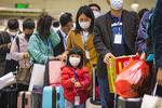 Migrantarbejdere og deres familier venter på et tog, der skal tage dem tilbage til Kinas Hubei-provins som så småt er blevet åbnet igen.
  Foto: Str/Ritzau Scanpix