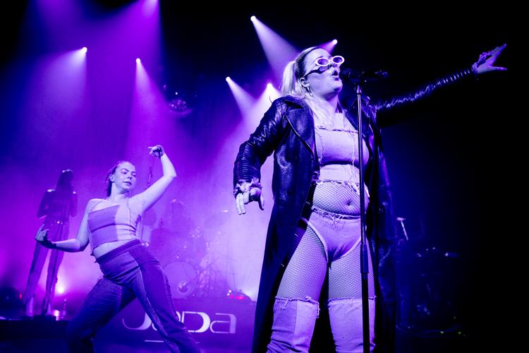 Danske artister som sangerinden Jada, der her spiller i Store Vega, har måtte aflyse deres koncerter på grund af coronakrisen. Nu vil DR i højere grad spille deres musik i radioen. Foto: Andreas Merrald/POLFOTO