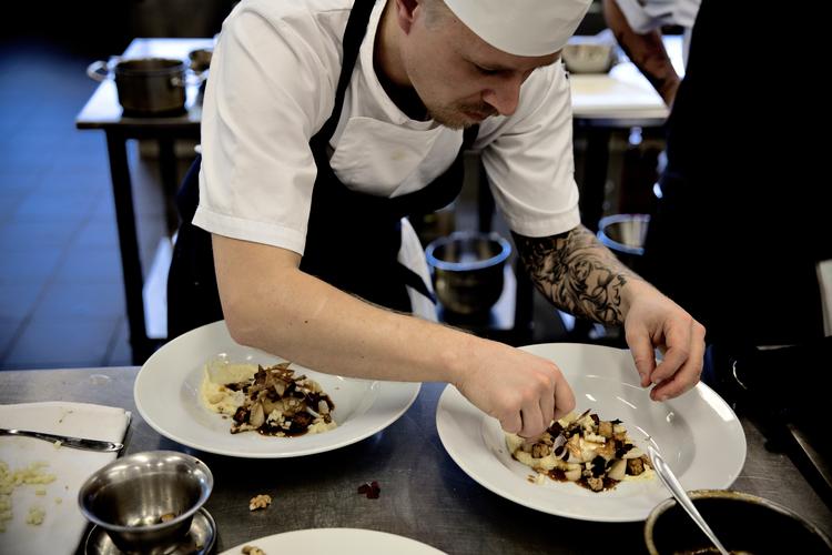 En kokkeelev er til svendeprøve. Men nu bliver svendeprøver og eksaminer måske rykket som  følge af, at erhvervsuddannelser kan blive forlænget, da corona-krisen bringer udfordringer for elever i praktik.  Foto: Joachim Adrian/POLFOTO