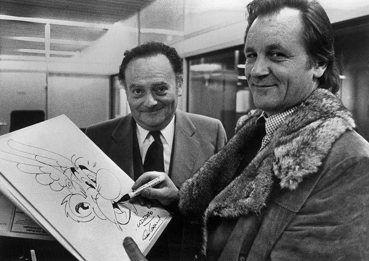 Albert Uderzo (t.h.) ses her sammen med den anden 'Asterix'-bagmand, René Goscinny på et billede fra 1970'erne.     Foto: Staff/Ritzau Scanpix
