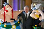 Albert Uderzo poserer her mellem Obelix og Asterix.   Foto: Patrick Kovarik/Ritzau Scanpix
