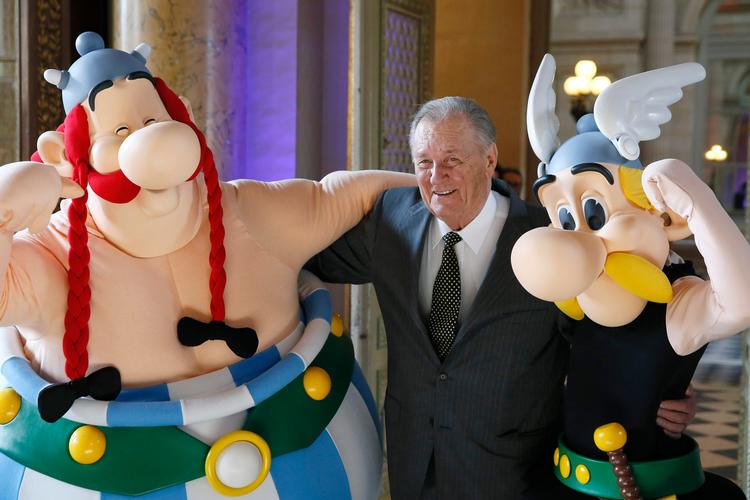 Albert Uderzo poserer her mellem Obelix og Asterix.   Foto: Patrick Kovarik/Ritzau Scanpix