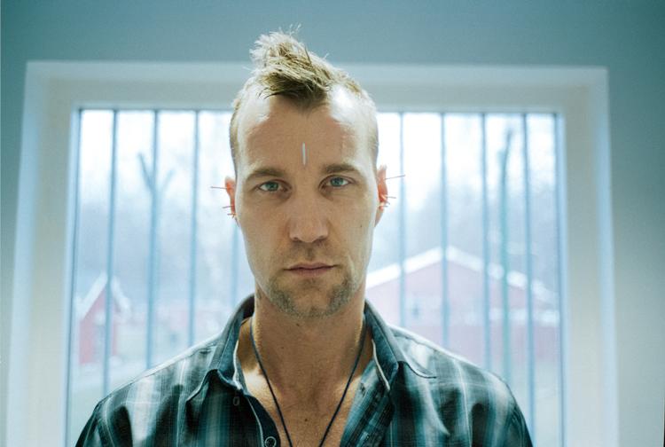 I 'Show Dancer' møder vi den 40-årige Lasse Eckstrøm Jensen, et one-hit wonder, der i 2003 fyrede den af som danser og musiker under navnet Laze og siden faldt fra tinderne og ned i misbrugssumpen. Nu er han på vej i fængsel og fast besluttet på at blive clean én gang for alle.  Foto: Laurits_Flensted-Jensen