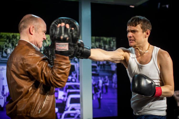 Både private og offentligt støttede teatre som her Mungo Park risikerer at blive slået tilbage til nul på grund af coronakrisen. Men en beskeden hjælp nu kan gøre en forskel, lyder det. Her er det fra prøverne på Mungo-direktør Anna Malzers første forestilling som kunstnerisk leder i før-coronaæraen.  Foto: Jens Hartmann Schmidt/POLFOTO