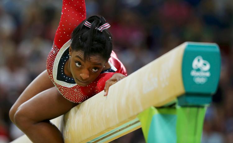 Der bliver ikke mulighed for at se den amerikanske supergymnast Simone Biles ved OL i Tokyo denne sommer. Men måske næste år, hvis hun fortsætter, for egentlig havde Biles udset sig sommeren 2020 som sit OL-farvel.  Foto: Mike Blake/Ritzau Scanpix