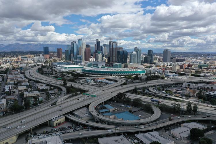 Bakgear. Der er ikke meget dieselos i luften over motorvejene, som fører ind til Los Angeles. Men Trump vil have gang i hjulene igen så hurtigt som muligt.  
 Foto: Lucy Nicholson/Ritzau Scanpix