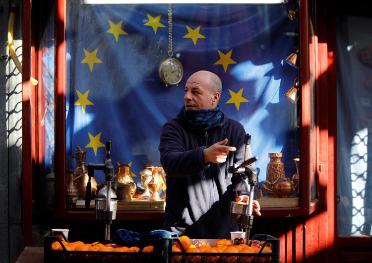 Friskpresset. En mand laver frisk appelsinjuice i Skopje i Nordmakedonien, som presser på for at blive optaget i EU. Nu begynder forhandlingerne.
 Foto: Ognen Teofilovski/Ritzau Scanpix