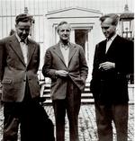 Tre mænd med meget til fælles. Knud W. Jensen og Ole Wivel havde en fortid i 'Ringen'. Thorkild Bjørnvig (tv.) gik i seng med Jensens første kone, Benedicte. Ole Wivel gjorde det samme med Jensens anden kone, Vivi.  Foto: Gyldendals Billedbibliotek, ukendt fotograf. Foto: Gyldendals Billedbibliotek, ukendt fotograf