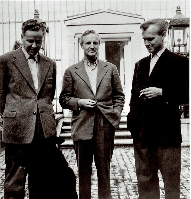 Tre mænd med meget til fælles. Knud W. Jensen og Ole Wivel havde en fortid i 'Ringen'. Thorkild Bjørnvig (tv.) gik i seng med Jensens første kone, Benedicte. Ole Wivel gjorde det samme med Jensens anden kone, Vivi.  Foto: Gyldendals Billedbibliotek, ukendt fotograf. Foto: Gyldendals Billedbibliotek, ukendt fotograf