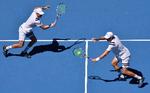Samarbejdet mellem Mike og Bob Bryan på alverdens tennisbaner har kastet enorm succes af sig, og efter to årtier kan de godt tillade sig at tackle af. Foto: Andy Brownbill/Ritzau Scanpix