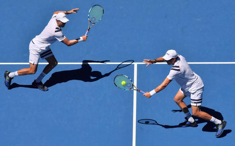 Samarbejdet mellem Mike og Bob Bryan på alverdens tennisbaner har kastet enorm succes af sig, og efter to årtier kan de godt tillade sig at tackle af. Foto: Andy Brownbill/Ritzau Scanpix
