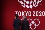  IOC-præsident Thomas Bach (th.) og Japans premierminister Shinzo Abe (tv.) blev på et møde tirsdag enige om, at OL skulle udskydes som følge af den verdensomspændende coronakrise. Foto: Behrouz Mehri/Ritzau Scanpix