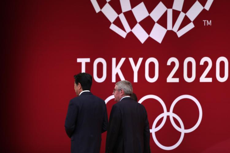  IOC-præsident Thomas Bach (th.) og Japans premierminister Shinzo Abe (tv.) blev på et møde tirsdag enige om, at OL skulle udskydes som følge af den verdensomspændende coronakrise. Foto: Behrouz Mehri/Ritzau Scanpix