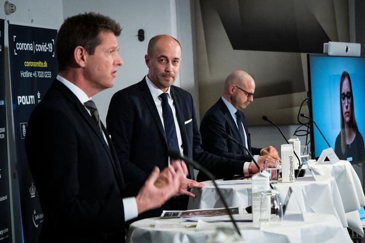 Søren Brostrøm (t.v.) og sundhedsminister Magnus Heunicke forsøgte i går på et pressemøde at nedtone uenighederne, efter at låget røg af en intern konflikten om test-strategien. Foto: Ida Marie Odgaard/Ritzau Scanpix