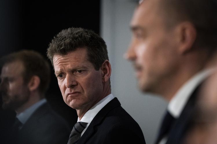 På et pressemøde i Eigtveds Pakhus tirsdag forsøgte sundhedsminister Magnus Heunicke (th) og Sundhedsstyrelsens direktør Søren Brostrøm (i midten) at nedtone deres uenighed.  (Foto: Ida Marie Odgaard/Scanpix 2020)   Foto: Ida Marie Odgaard/Ritzau Scanpix