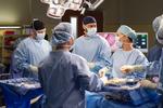 'Greys hvide verden' handler om kirurgerne på et amerikansk hospital. De har derfor masser af masker, kitler, handsker og andre værnemidler, som de nu donerer til sundhedsmyndighederne. Foto: Disney ABC