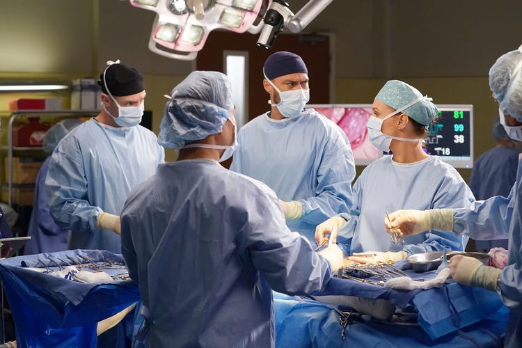 'Greys hvide verden' handler om kirurgerne på et amerikansk hospital. De har derfor masser af masker, kitler, handsker og andre værnemidler, som de nu donerer til sundhedsmyndighederne. Foto: Disney ABC