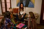 Pamela Adlon spiller rollen som den enlige mor Sam i 'Better Things', som hun også selv har skabt. Foto: HBO Nordic