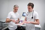 Eske Aasvang (t.v.) og Christian Meyhoff (t.h.) har sammen med Helge Sørensens fra DTU siden 2016 arbejdet på et system, der kan overvåge kritisk syge patienter. Det kommer nu coronasyge til gode.  Foto: Jens Dresling/POLFOTO
