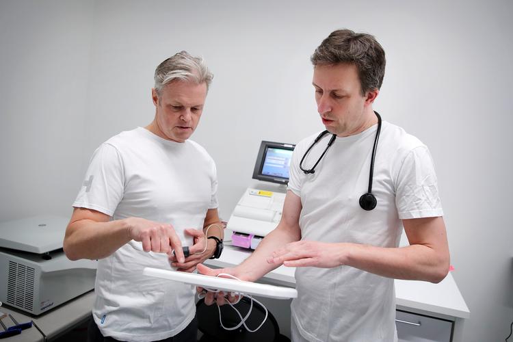 Eske Aasvang (t.v.) og Christian Meyhoff (t.h.) har sammen med Helge Sørensens fra DTU siden 2016 arbejdet på et system, der kan overvåge kritisk syge patienter. Det kommer nu coronasyge til gode.  Foto: Jens Dresling/POLFOTO