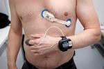 Bl.a. patientens blodtryk, puls og hjerterytme bliver overvåget og analyseret af systemet, der sender alarmer til personalet, når der sker en forværring.  Foto: Jens Dresling/POLFOTO