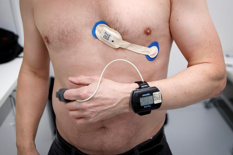 Bl.a. patientens blodtryk, puls og hjerterytme bliver overvåget og analyseret af systemet, der sender alarmer til personalet, når der sker en forværring.  Foto: Jens Dresling/POLFOTO