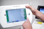 På en tablet kan sundhedspersonalet se, om der er ændringer i patienternes tilstand. På den måde kan en sygeplejerske holde øje med mange coronasyge på én gang, uden at skulle komme tæt på dem.  Foto: Jens Dresling/POLFOTO