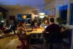 Der skal både hjemmeskoles, opdrages og arbejdes fra hjemmet, hvor hele familien er samlet i øjeblikket. Det kan give konflikter, og det er helt naturligt, fortæller en familievejleder. Foto: Cornelius Poppe/Ritzau Scanpix