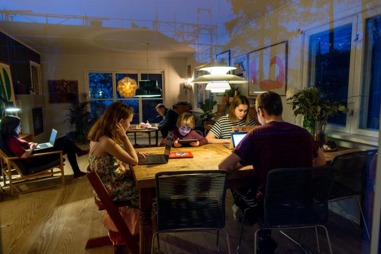 Der skal både hjemmeskoles, opdrages og arbejdes fra hjemmet, hvor hele familien er samlet i øjeblikket. Det kan give konflikter, og det er helt naturligt, fortæller en familievejleder. Foto: Cornelius Poppe/Ritzau Scanpix