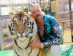 Joe Exotic er en homoseksuel, skydegal cowboy, der ejer en zoo med tigre.  Her tjener han penge på at avle, sælge og lade gæster kæle med tigerungerne.  Foto: Netflix